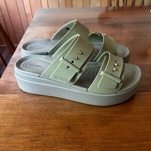Crocs Brooklyn Buckle Khaki size 8